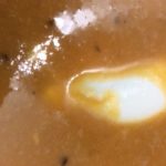 Agregue crema fresca a la sopa 